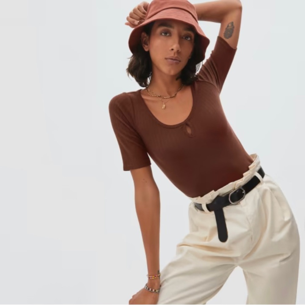 Everlane scoop neck keyhole tee